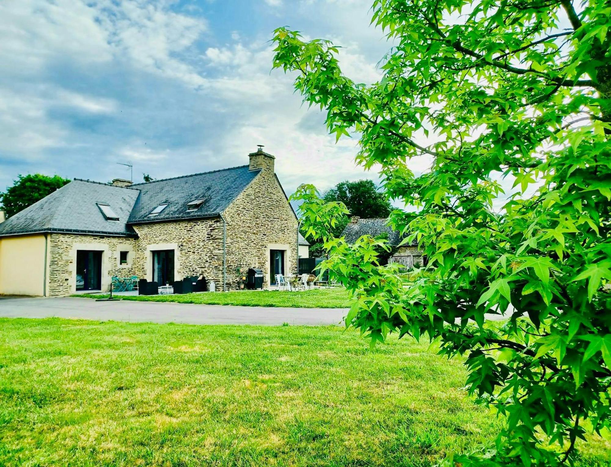 Au Petit Bonheur De Claire Et Jo Bed & Breakfast La Chapelle-Caro Exterior photo